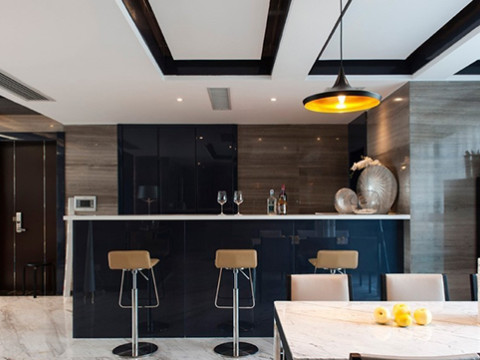 餐廳 半開(kāi)放式的廚房增加了家人間的互動(dòng)與交流,加強(qiáng)彼此間的情感交流。 餐廳 半開(kāi)放式的廚房增加了家人間的互動(dòng)與交流,加強(qiáng)彼此間的情感交流。